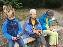 Blinde Menschen und ihre treuen Begleiter im Alltag