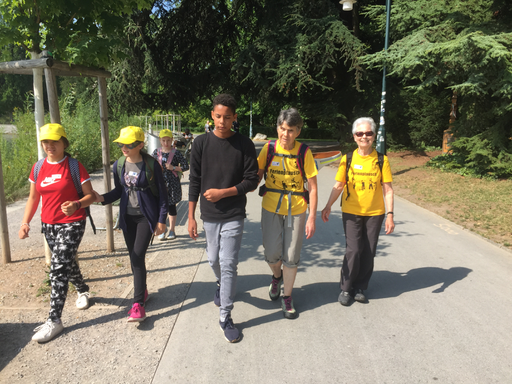 Blinde Menschen und ihre treuen Begleiter