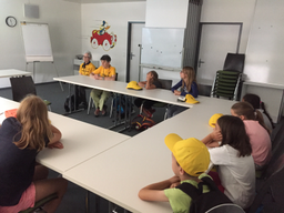 Blinde Menschen und ihre treuen Begleiter im Alltag